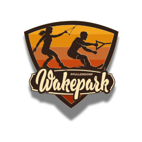 Logo Wakepark-Pfullendorf. Inhalt: Dreieckiges Wappen, leicht abgerundet. Sonnenuntergangsfarbverlauf. Darauf zu sehen: eine Wakeboarderin und ein Wakeboarder, die beide nach rechts fahren. Im Vordergrund der Schriftzug "Wakepark Pfullendorf" in einem Beige-Ton auf einem braunen Wakeboard.
